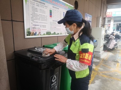 為民辦實(shí)事:區(qū)環(huán)衛(wèi)保潔公司為&ldquo;舊小區(qū)&rdquo;請來&ldquo;新管家&rdquo;