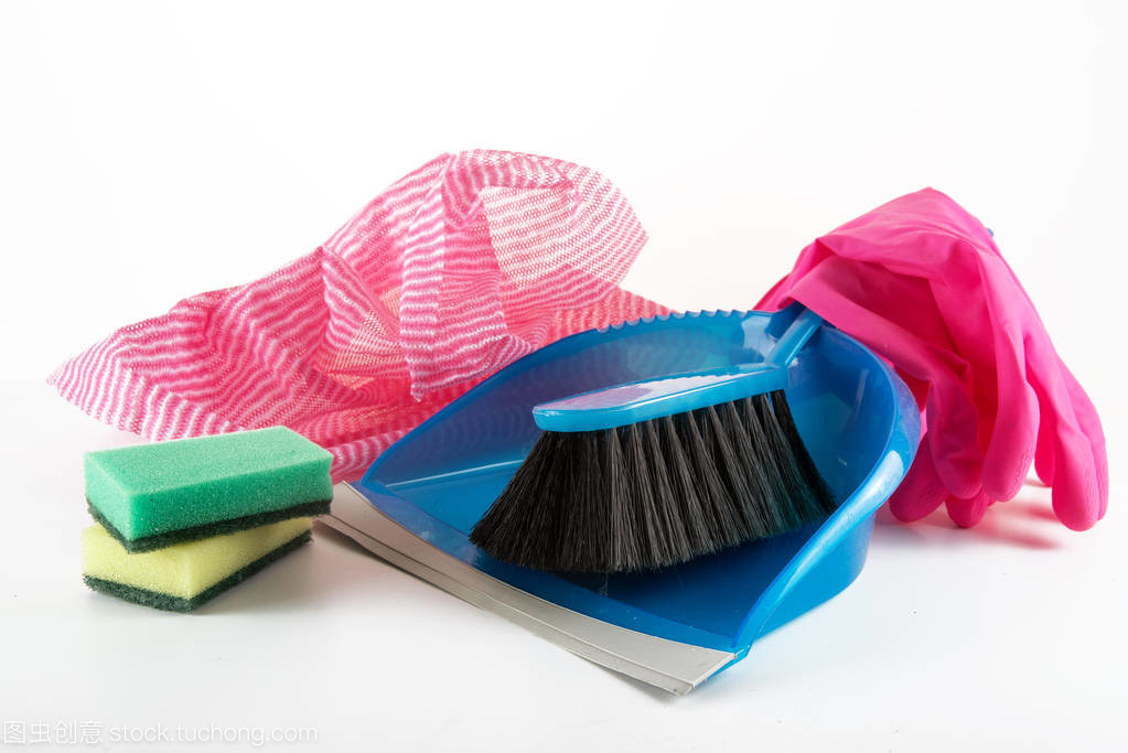 家庭用具為春季清洗, 簸箕和手刷, 清潔抹布, 海綿和橡膠手套, 淺灰色背景, 復(fù)制空間